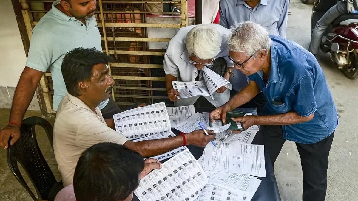 SIR पर सियासी घमासान के बीच चुनाव आयोग का एक्शन, 6 राज्यों में घर-घर पहुंच रहे BLO; कटे नाम जोड़ने की मुहिम तेज