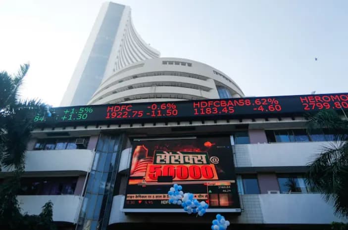 मुंबई में बॉम्बे स्टॉक एक्सचेंज की इमारत, जिसके सामने एक डिजिटल बोर्ड पर स्टॉक की कीमतें दिख रही हैं।