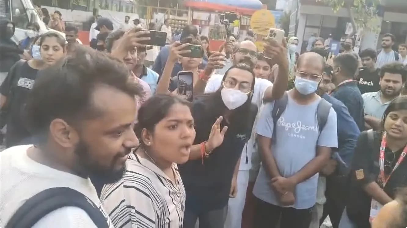 वोट चोरी का सबूत मांगने पर बिफरे CJP समर्थक, आंखों में मारा ‘मिर्च’ वाला स्प्रे; दिल्ली में बड़ा बवाल