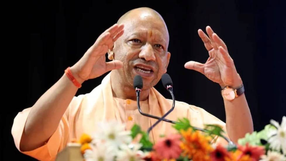 मुख्यमंत्री योगी आदित्यनाथ प्रयागराज में अधिवक्ताओं को संबोधित करते हुए, कल्याणकारी योजनाओं की घोषणा करते हुए