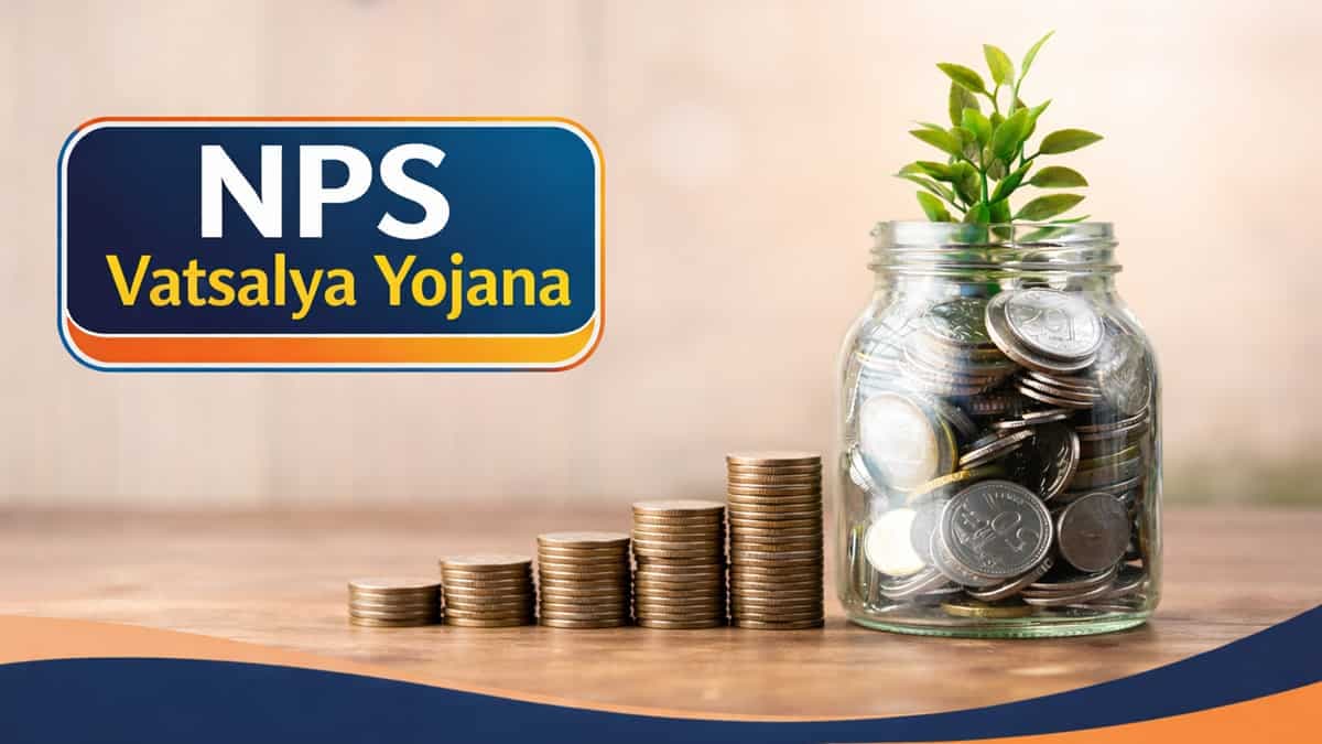एनपीएस वात्सल्य योजना का लोगो और सिक्कों से भरा जार।